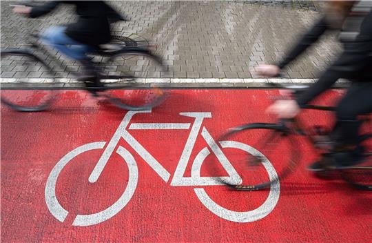 Der FDP-Vize will Fahrrad- und Autoverkehr baulich voneinander trennen.