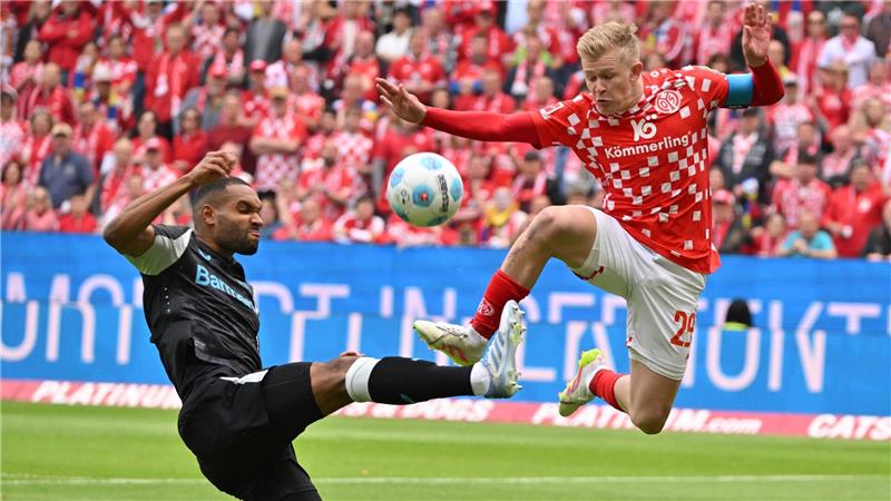 2:2 gegen Bayer: Mainz spielt nach VAR-Wahnsinn europäisch Der FSV Mainz 05 um Jonathan Burkardt (r) zeigte gegen Bayer Leverkusen um Jonathan Tah (l) eine bärenstarke erste Hälfte.