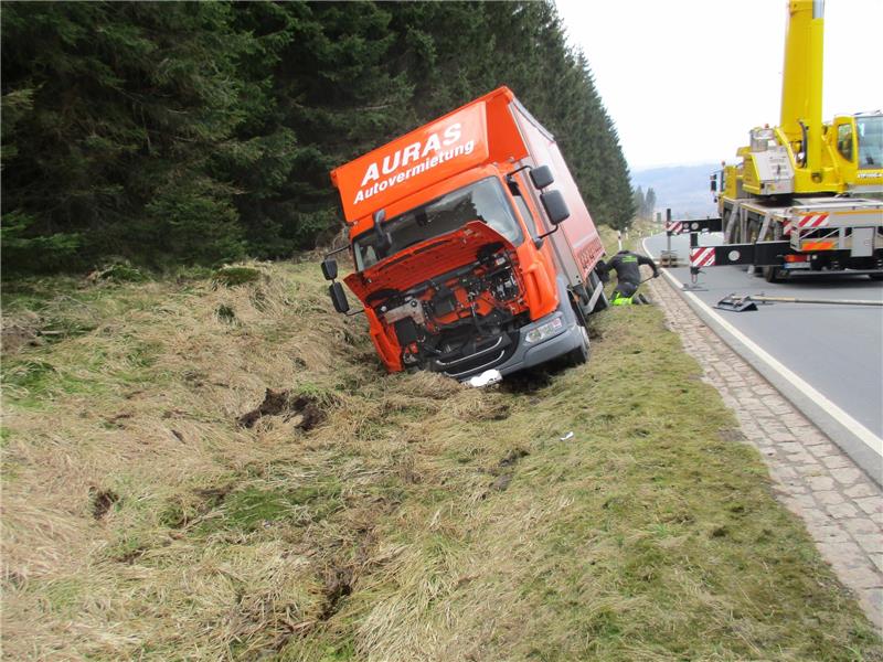 Mehrere Unfälle und Warnung vor WhatsApp-Betrügern Der Fahrer des Lkw beging Unfallflucht, nachdem das Fahrzeug im Graben gelandet ist. Foto: Polizei