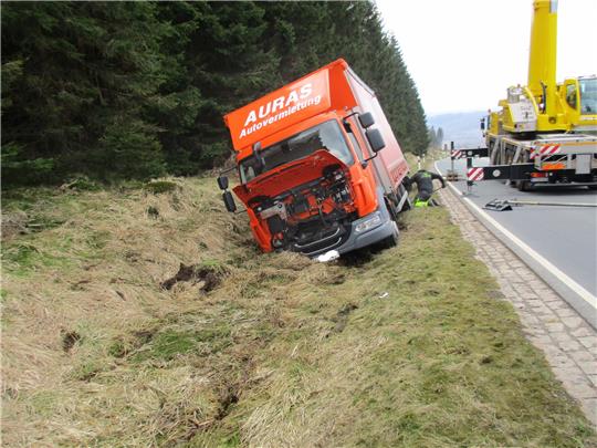 Der Fahrer des Lkw beging Unfallflucht, nachdem das Fahrzeug im Graben gelandet ist. Foto: Polizei