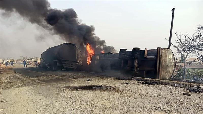 Mehr als 70 Tote nach Explosion von Tanklaster in Nigeria Der Fahrer des Lkws hat auf einer Schnellstraße die Kontrolle über das Fahrzeug verloren.