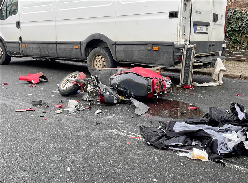 Unfall in Astfeld: Rollerfahrer lebensgefährlich verletzt Der Fahrer des Motorrollers wurde lebensgefährlich verletzt. Foto: Heine