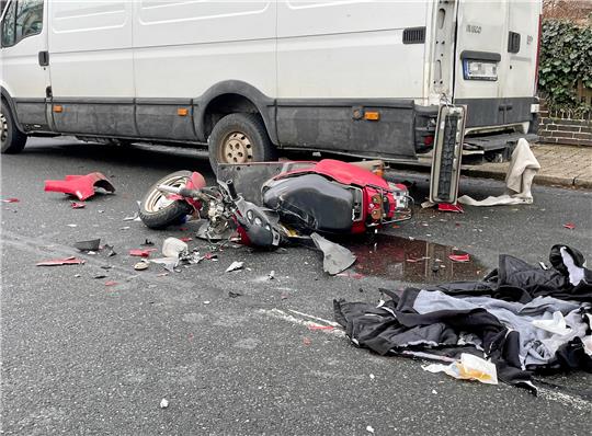 Der Fahrer des Motorrollers wurde lebensgefährlich verletzt. Foto: Heine