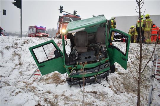Der Fahrer des Multicars wurde bei dem Unfall lebensbedrohlich verletzt. Foto: Polizei