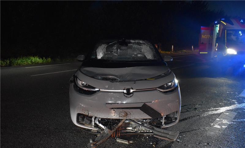 Tödlicher Unfall bei Rhüden: PKW-Fahrer übersieht Biker-Ehepaar Der Fahrer des PKWs wollte nach links auf den Rasthof abbiegen und hatte dabei das Motorrad übersehen. Fotos: Polizei Seesen