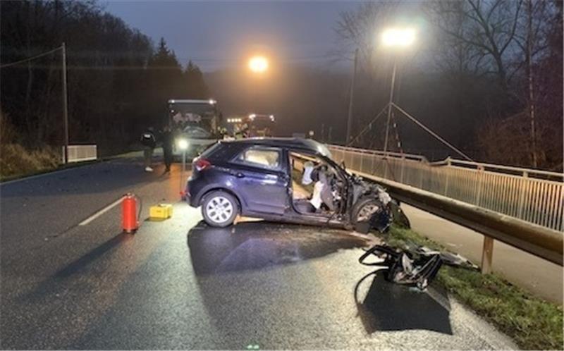 Der Fahrer des Pkw stirbt noch vor Ort an seinen Verletzungen. Foto: Polizei Northeim
