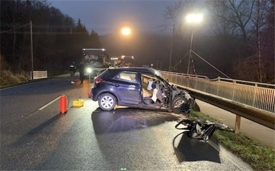 Der Fahrer des Pkw stirbt noch vor Ort an seinen Verletzungen. Foto: Polizei Northeim