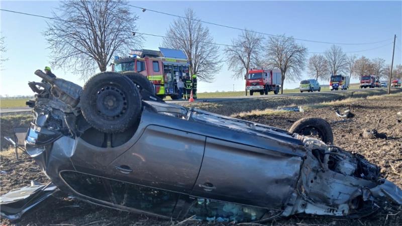 Ein Auto liegt auf dem Dach.