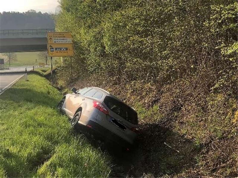 Mehrere Unfälle und Warnung vor WhatsApp-Betrügern Der Fahrer des Wagens hatte Glück: Sein Schwächeanfall verlief glimpflich. Foto: Polizei