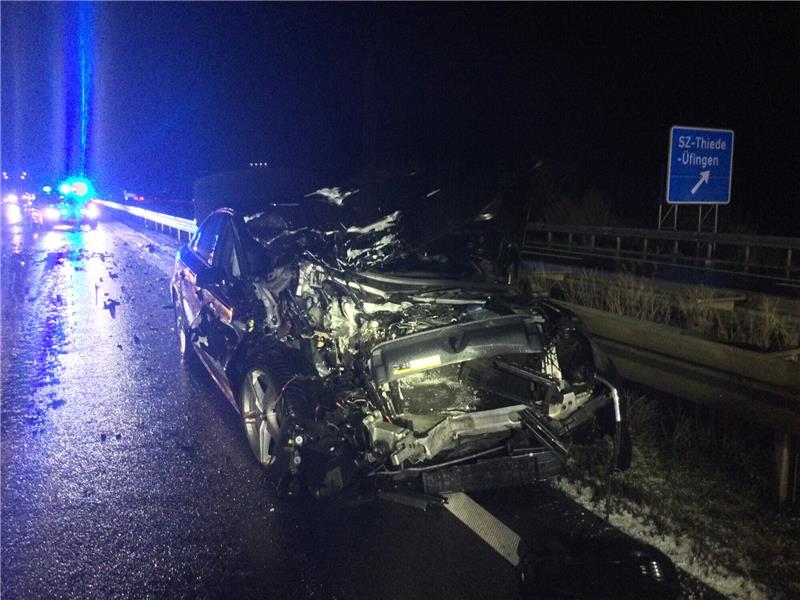 Der Fahrer des Wagens wurde leicht verletzt ins Krankenhaus eingeliefert. Foto: Feuerwehr Salzgitter