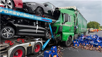 Der Fahrer des grünen Sattelzugs prallte in das Heck eines Autotransporters.