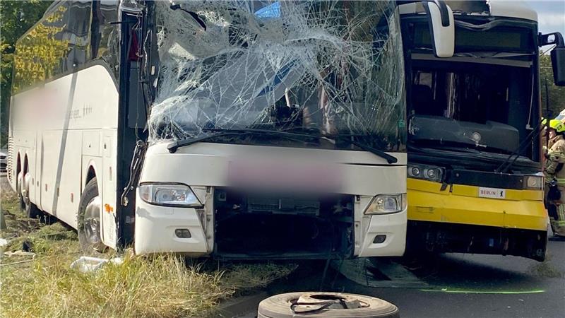 Der Fahrer eines Reisebusses wird bei einem Zusammenstoß mit einer Tram nahe dem Alexanderplatz schwer verletzt. 
