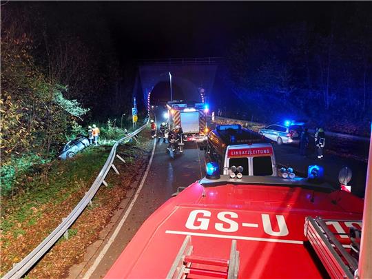 Der Fahrer fuhr unter der Leitplanke hindurch. Foto: Feuerwehr Seesen