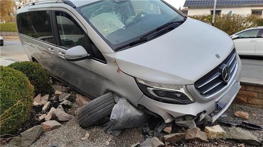 Der Fahrer ist mit seinem Kleinbus auf einer Grundstücksmauer gelandet. Er blieb dabei unverletzt.