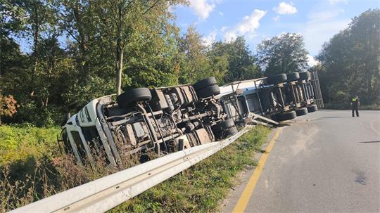 Der Fahrer ist von der Straße abgekommen, dadurch kippte das Gespann auf die Seite.
