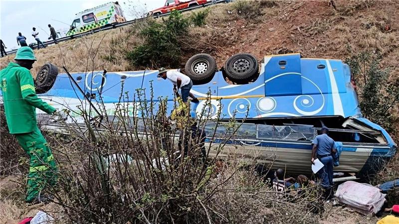 Mindestens 40 Tote bei Busunglück in Südafrika Der Fahrer soll die Kontrolle über den Reisebus verloren haben.