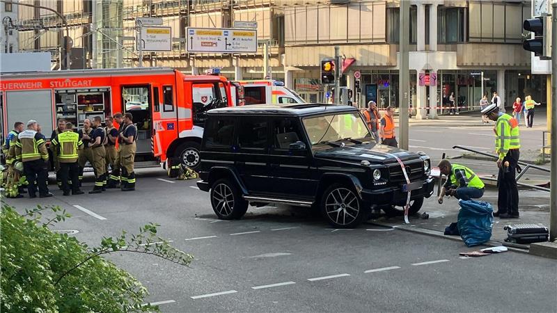 Der Fahrer war in der Stuttgarter Innenstadt mit seinem Geländewagen von der Straße abgekommen. (Archivbild)