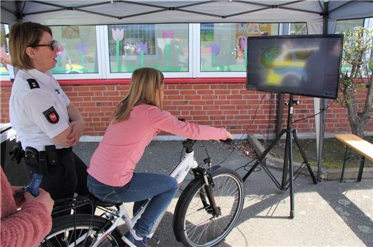 Der Fahrradfahrsimulator wurde gut genutzt und vor allem auch Kinder hatten Spaß virtuell unterwegs zu sein. Foto: Hohaus