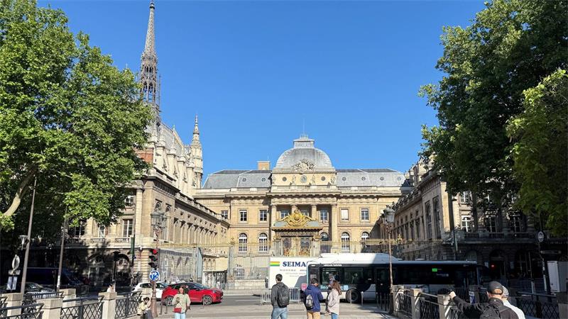 Der Fall des mutmaßlichen IS-Terroristen, der von syrischen Flüchtlingen enttarnt wurde und der in Paris vor Gericht steht, lieferte die Vorlage für einen Kinofilm. (Archivbild)