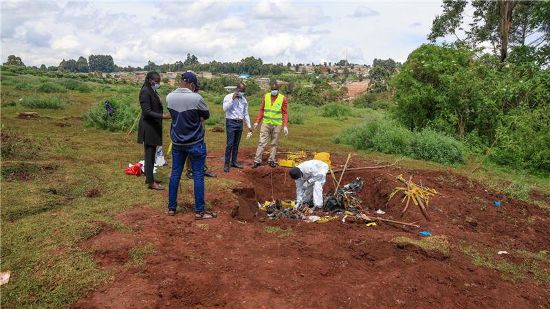 Der Fall von mindestens 33 Leichen in einem Massengrab gibt den kenianischen Ermittlern Rätsel auf.