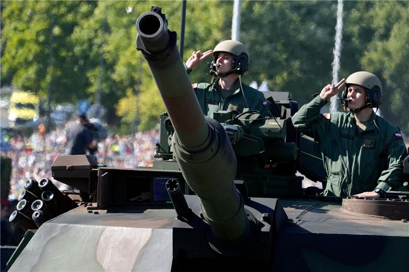Frontstaat Polen demonstriert mit Militärparade Stärke Der Feiertag erinnert an den Sieg über Sowjetrussland in der Schlacht von Warschau 1920 während des polnisch-sowjetischen Krieges.