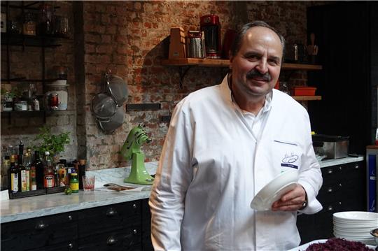 Der Fernsehkoch Johann Lafer kritisiert die Arbeitsbedingungen in Sternerestaurants.