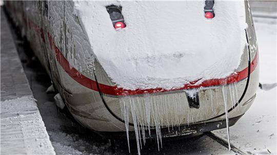 Der Fernverkehr der Bahn rollt nun langsam wieder an.