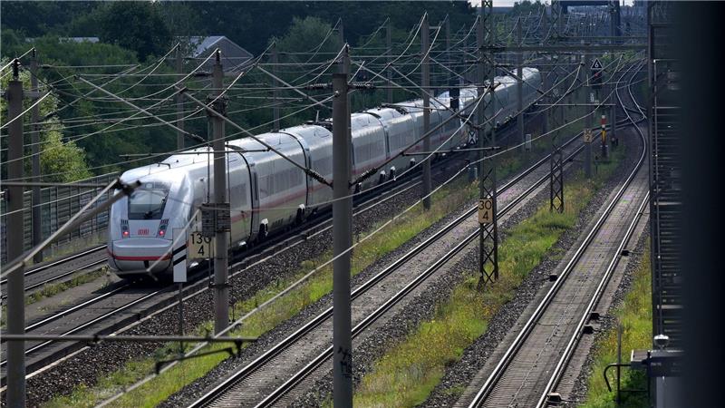 Bahn: Ersatzverkehr zwischen Hamburg und Berlin läuft stabil Der Fernverkehr wird über Stendal und Uelzen umgeleitet.