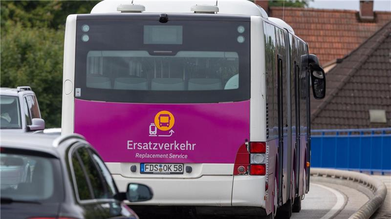 Größtes Bahn-Sanierungsprojekt in Deutschland gestartet Der Fernverkehr zwischen Berlin und Hamburg wird über Stendal und Uelzen umgeleitet. Für Passagiere, die aus oder zu Orten zwischen den beiden deutschen Großstädten reisen, ist ein Ersatzverkehr mitt Bussen eingerichtet.