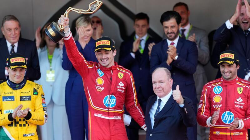 Emotionen pur: Leclerc-Triumph in Monaco Der Ferrari-Pilot Charles Leclerc feiert nach seinem Heimsieg mit Fürst Albert II. von Monaco auf dem Podium.
