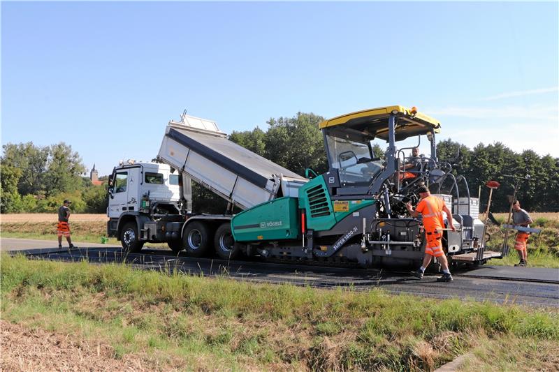 Senken-Sanierung vor den Toren Lutters Der Fertiger bringt im Bereich der Senke bis zu acht Zentimeter neuen Asphalt auf, um die Unebenheit in der Landesstraße 496 vor den Toren Lutters auszugleichen.  Fotos: Gereke