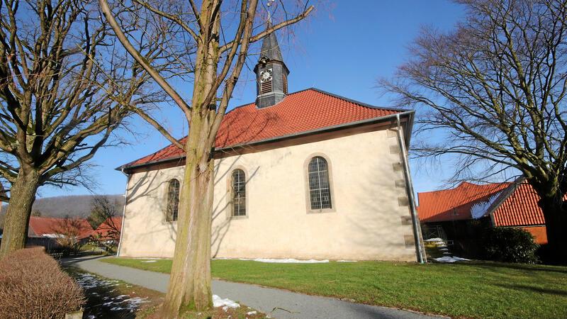 Gemeinde-Fusion: Im Neiletal beginnt eine neue Zeitrechnung Der Festgottesdienst zur Gründung der neuen Gemeinde markiert auch den Schlusspunkt der Kirchensanierung von St. Romanus. Die Kirche erhielt seit Herbst 2022 für rund eine halbe Million Euro unter anderem ein neues Dach und eine neue Fassade.