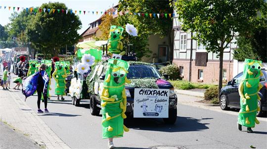 Der Festumzug als Höhepunkt des Dorffestes Othfresen: Mit dem Motto „Tradition und Eskalation“ präsentierten sich 20 Gruppen den zahlreichen Zuschauern.