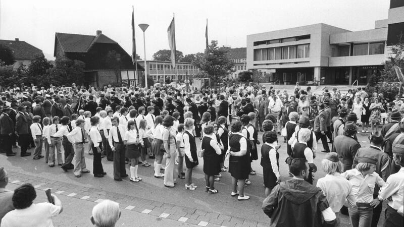 Der Festumzug macht Station am Rathaus, wo die amtierenden Majestäten der Schützengesellschaften abgeholt werden.