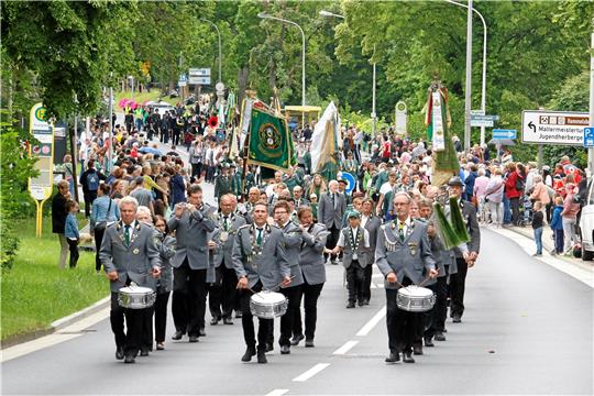 Der Festumzug marschiert durch die Straßen. Für den guten Ton sorgte unter anderem die Schützenmusikgemeinschaft Oker (vorn). Fotos: Epping/Hartmann
