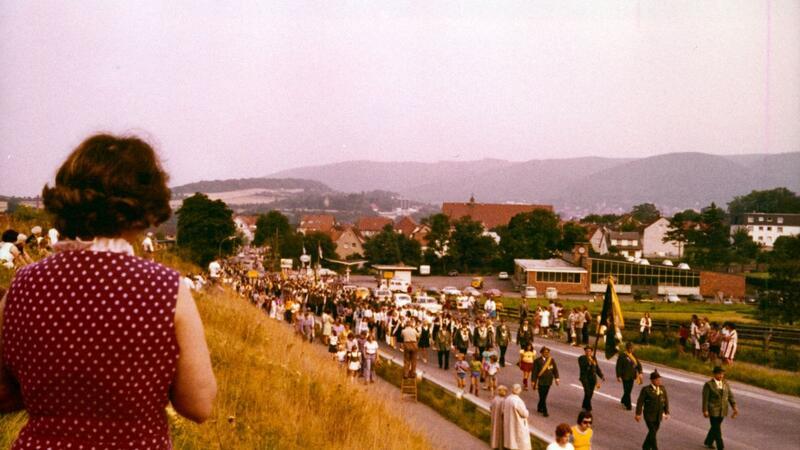 Als Bad Harzburgs Schützen noch richtig Feste feierten Der Festumzug zieht 1974 hinauf zur Galopprennbahn.