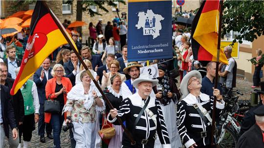 Der Festumzug zum Tag der Niedersachsen zog farbenfroh durch die Osnabrücker Innenstadt.