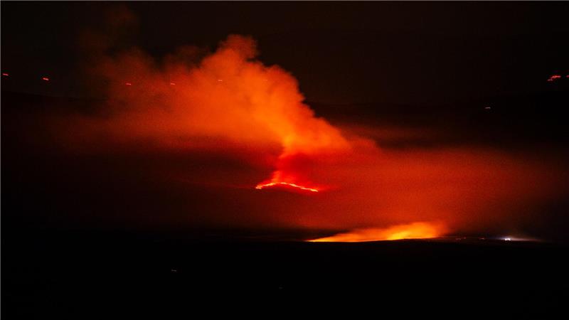 Waldbrände: Auch Portugal bittet um EU-Hilfe Der Feuerschein der riesigen Waldbrände ist vor allem nachts wie hier in der Autonomen Gemeinschaft von Kastilien und León in Spanien weithin sichtbar.