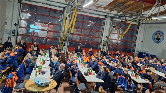 Der Feuerwehr-Nachwuchs Goslars ist in die Feuerwache nach Hahndorf gekommen.