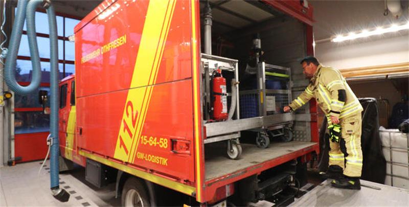 Ein Feuerwehrmann steht auf der Hebebühne eines Gerätewagens Logistik.