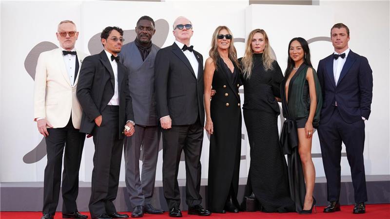 Bombiger Start für Atomraketen-Thriller Der Film feierte in Venedig Premiere Anfang September - das Team von links nach rechts: Jared Harris, Anthony Ramos, Idris Elba, Tracy Letts, Regisseurin Kathryn Bigelow, Rebecca Ferguson, Greta Lee und Gabriel Basso. (Archivbild)