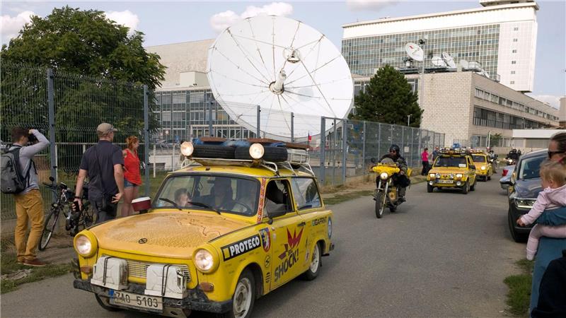Der Filmemacher Dan Priban fährt mit seinem Trabi am Prager Sendezentrum des öffentlich-rechtlichen Tschechischen Fernsehens (CT) vorbei. (Archivbild)