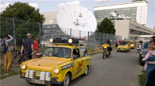 Der Filmemacher Dan Priban fährt mit seinem Trabi am Prager Sendezentrum des öffentlich-rechtlichen Tschechischen Fernsehens (CT) vorbei. (Archivbild)