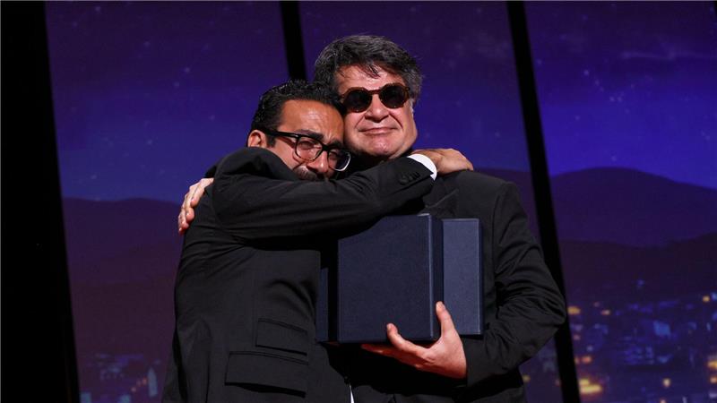 Jafar Panahi geehrt – Cannes politisch wie lange nicht Der Filmemacher Vahid Mobseri umarmt Jafar Panahi bei der Preisverleihung.