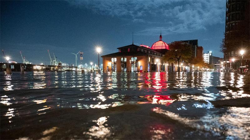 Der Fischmarkt in Hamburg mit der Fischauktionshalle an der Elbe steht bei einer Sturmflut unter Wasser.