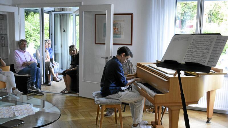 Sommerliche Hausmusik bei Dr. Christoph Engelhardt Der Flügel der Mutter spielt eine wichtige Rolle im Hause Engelhardt – hier wird er wunderbar gespielt von Alexandar Tomov aus Bulgarien.