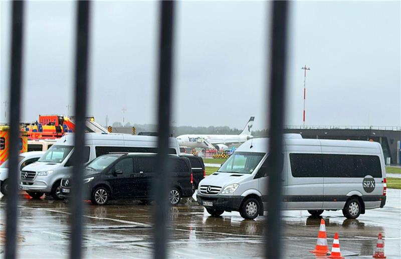 Flugverkehr am Airport Hamburg wieder aufgenommen Der Flugbetrieb am Airport Hamburg ist wegen einer Anschlagsdrohung eingestellt worden.
