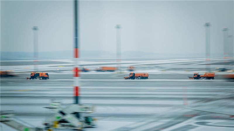 Der Flughafen BER hat den Betrieb wegen des Winterwetters eingestellt. 
