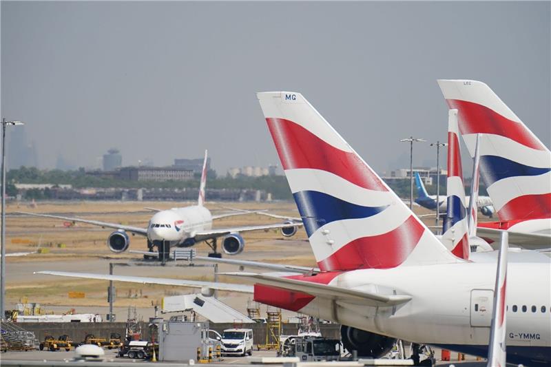Lange Schlangen an britischen Flughäfen Der Flughafen Heathrow ist von technischen Problemen betroffen.