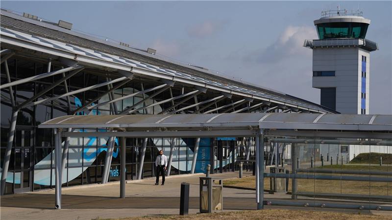 Deutscher unter Toten bei Flugzeugabsturz nahe London Der Flughafen London Southend bleibt nach dem Absturz eines Geschäftsflugzeugs vorübergehend geschlossen.